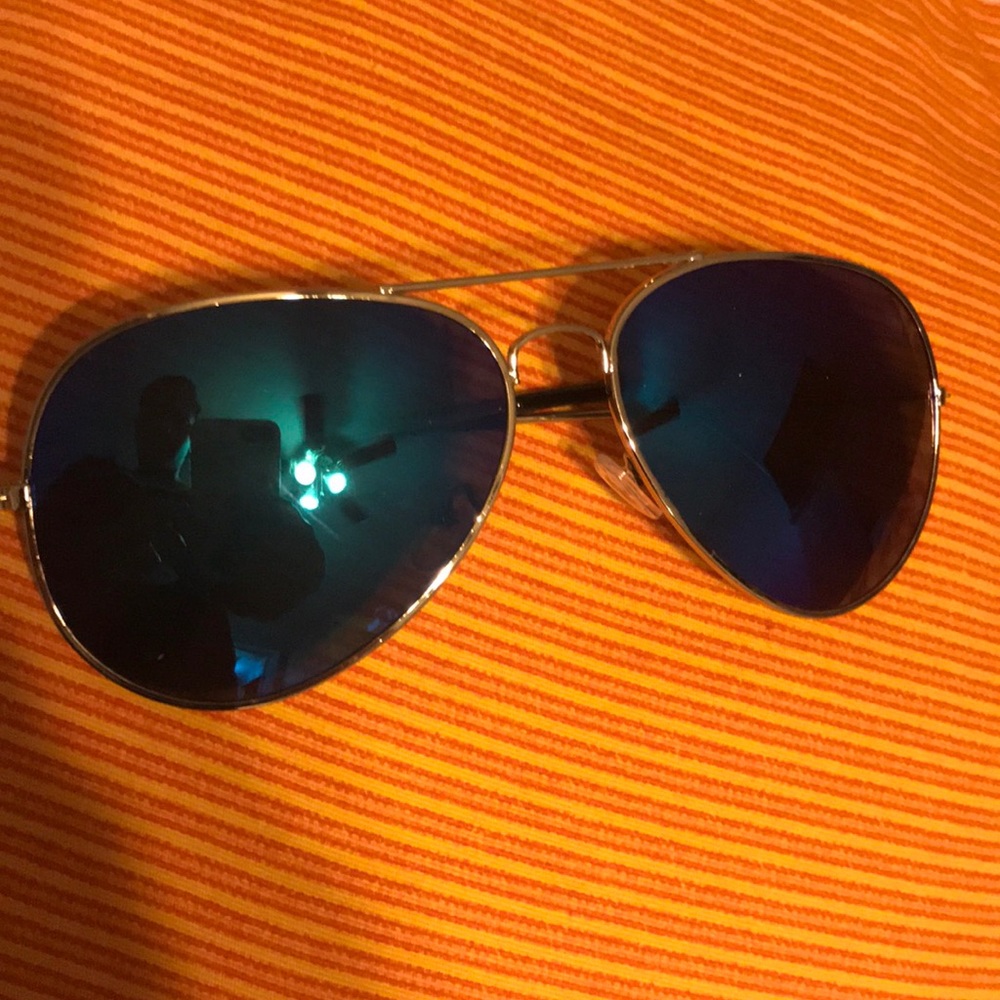 Blue lens with silver rim sunnies